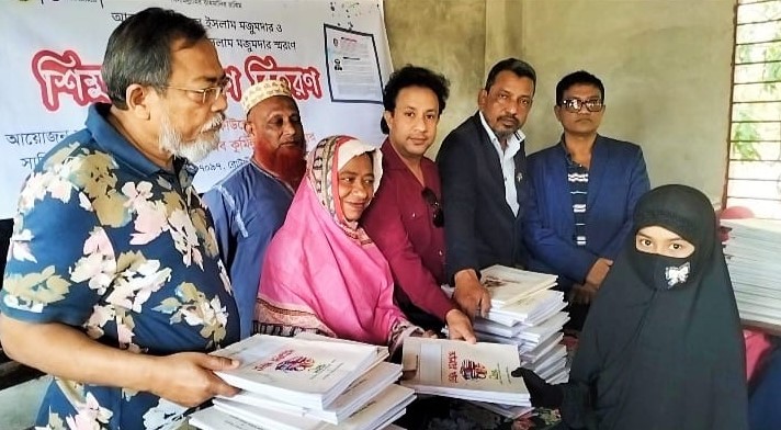 কুমিল্লায় দুই শতাধিক শিক্ষার্থীকে শিক্ষাসামগ্রী দিয়েছে "মজুমদার বাড়ির ফাউন্ডেশন"